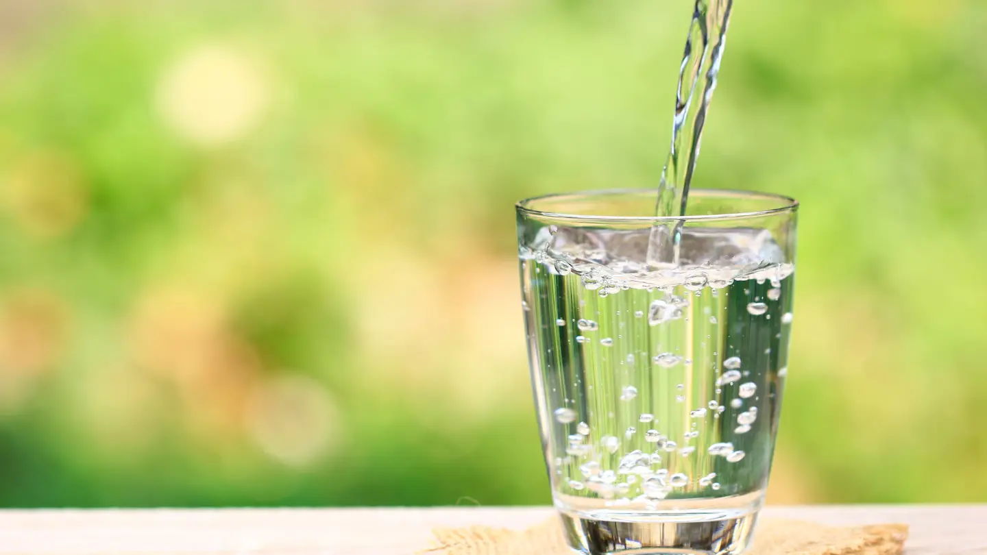نوشیدن آب برای جلوگیری از تعریق